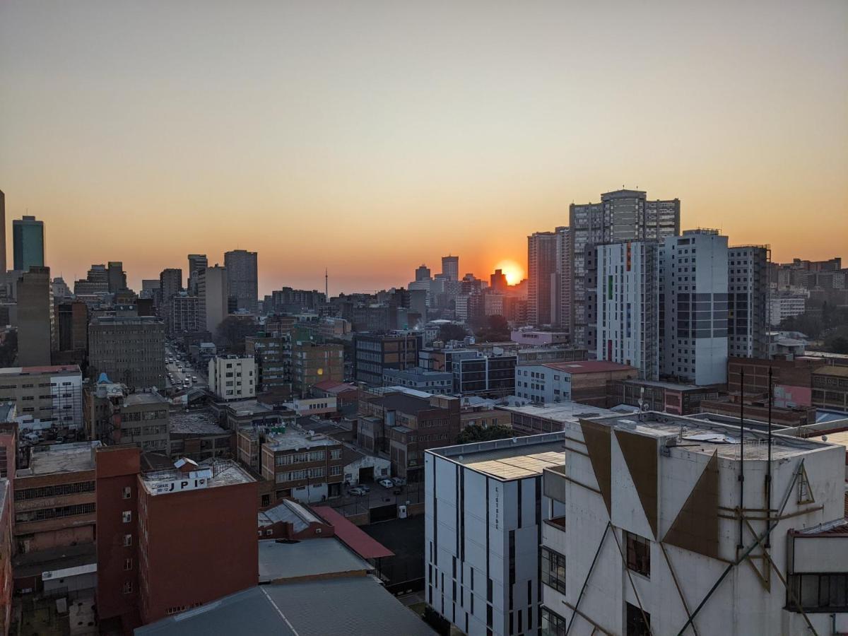 8Th On Western Cityscapes At Hallmark House - Zero Loadshedding Johannesburg Exterior photo